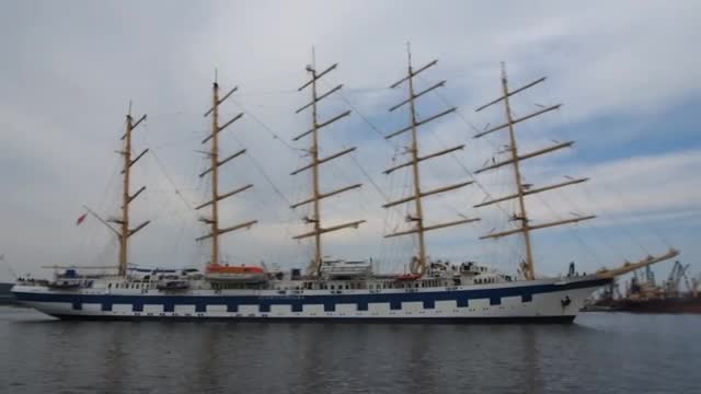 Най-големият ветроход в света акостира във Варна