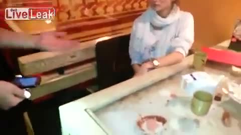 Смях ... Имаш хлебарка на ръката !!! луда шега