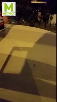 Тази двойка се целува в ресторант !!