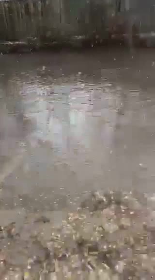 Улица с кратери, които се пълнят с вода