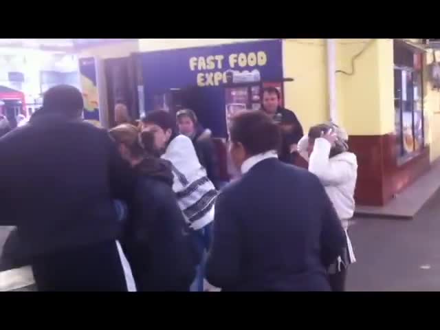 Гледайте един откачен Ромски бой на улицата! Тия дали не са сериозни а!
