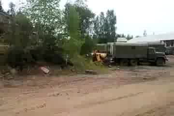 Как се мести танк с кран тия колко акъл имат според вас!