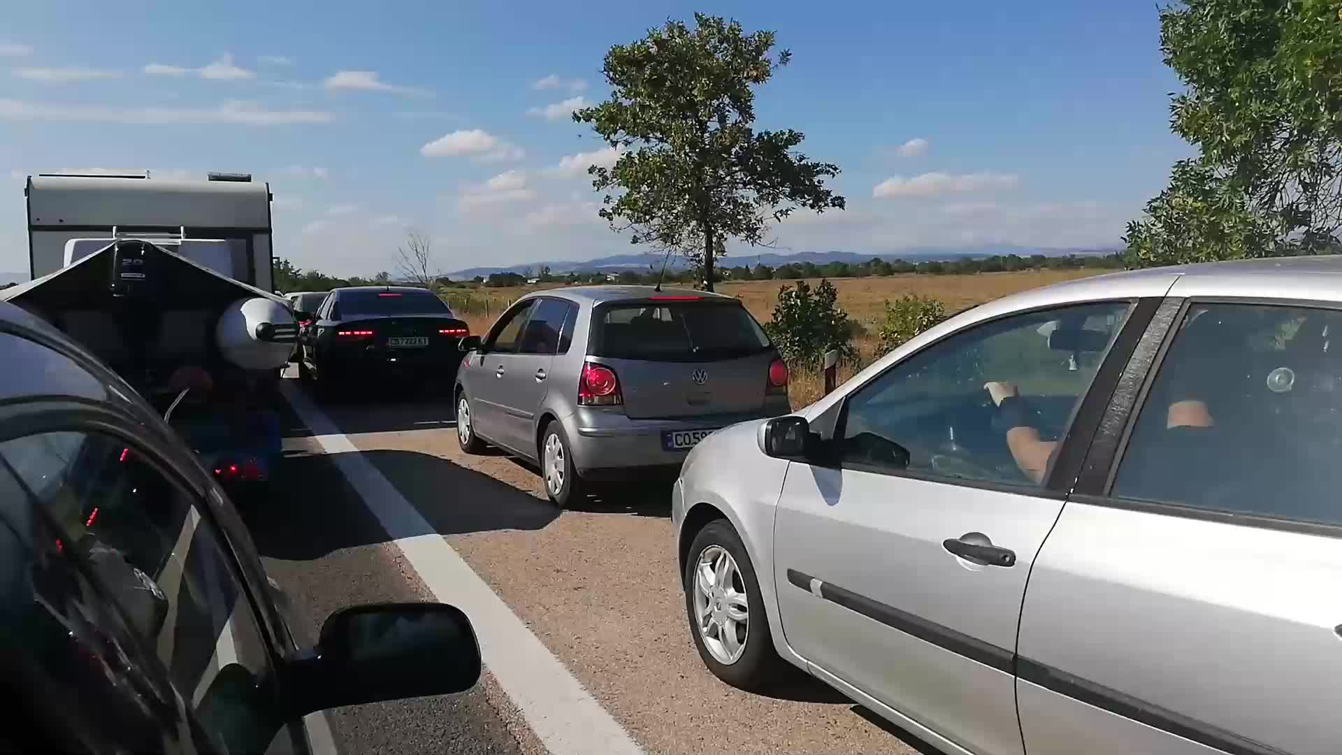 Каране в аварийната лента