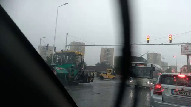 Асфалтират в пороен дъжд в Пловдив...