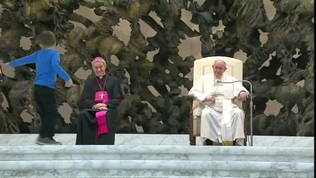 Малко момче успя да разсмее папа Франциск