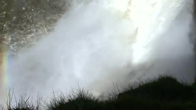 Спускане С Каяк В Огромен Водопад 