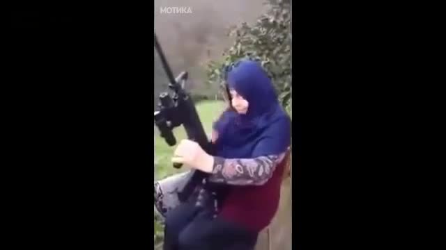 Баба тества играчка на внука си