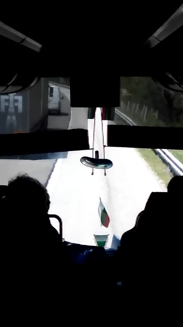 Автобус кара в аварийната лента