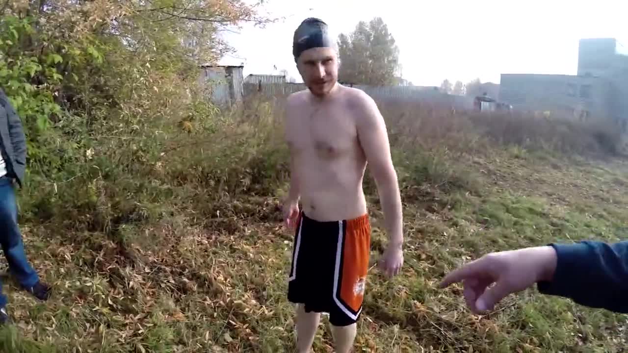 Луд Руснак изля върху себе си кофа с течен Азот!