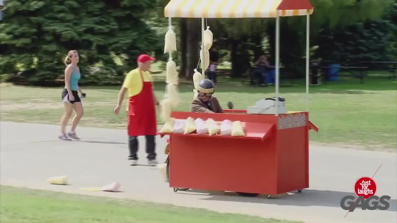 Мотоциклет се блъска в количка за пуканки - Скрита камера!