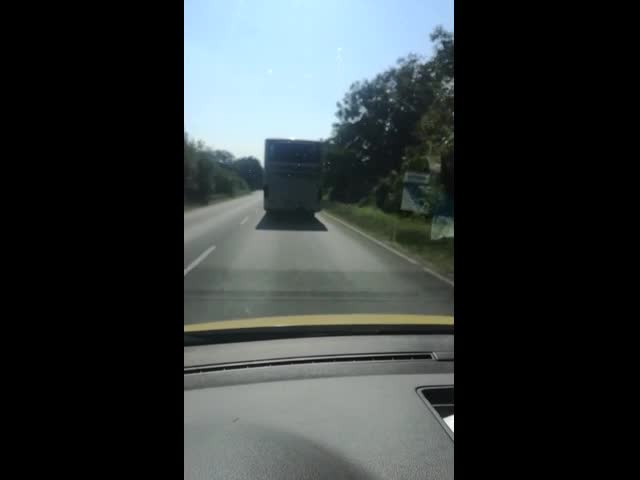 Автобус със 110 км/ч вози хора