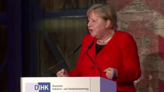 Ангела Меркел се спъна и падна на конференция