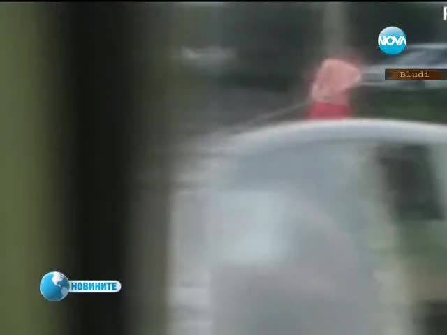 Лудаци дивеят в наводнени улици