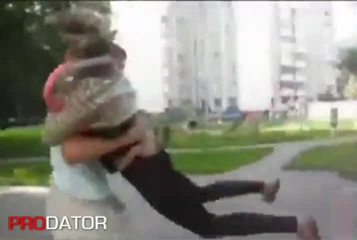 Руснак пребива гаджето си (смях)