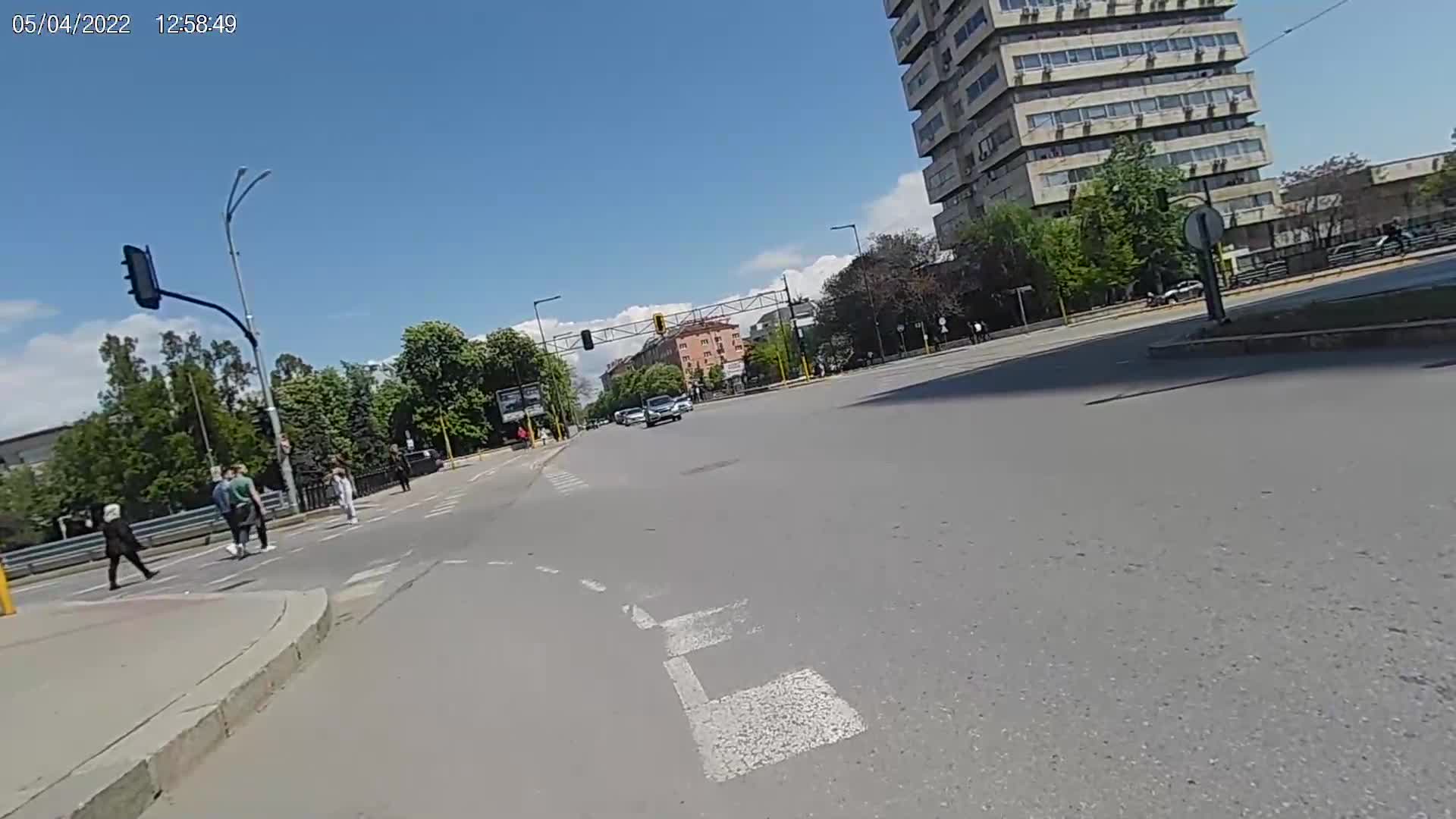 Автомобил, минаващ на червено