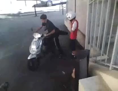 Ето за това не дават на децата да карат скутери !