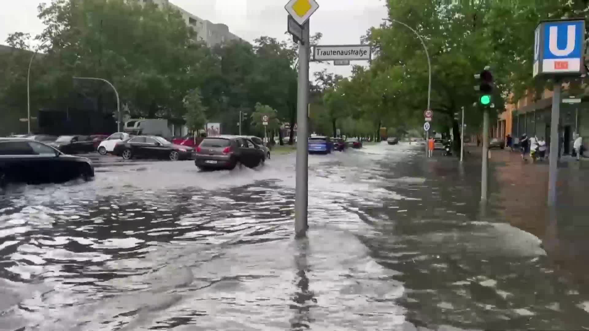 Порои превърнаха улиците на Берлин в реки