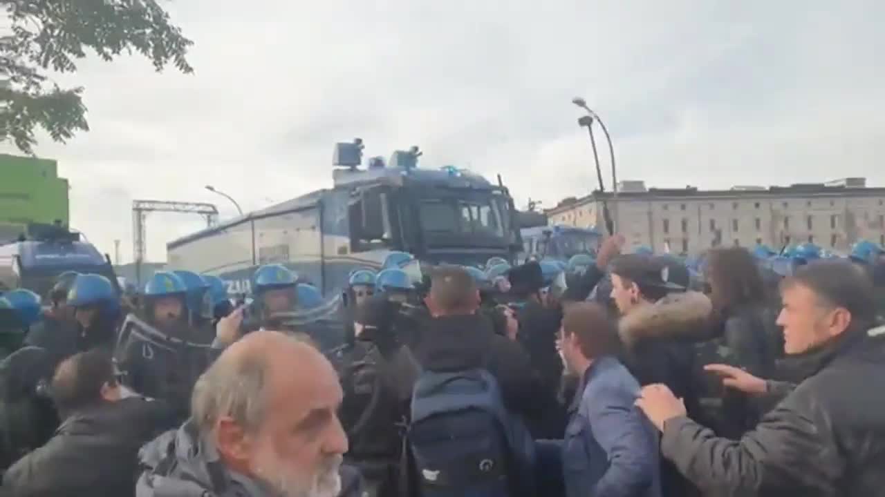 Italy: Police clash with anti-Green Pass protesters in Trieste