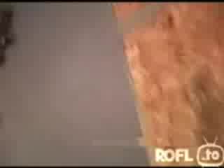 Мъж Чупи Бухалки С Голи Ръце