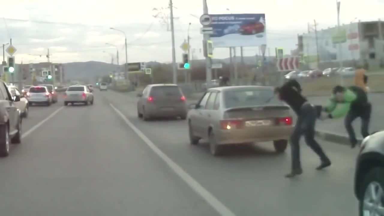 Нагъл тарикат с Бмв много бързо си намери майстора! Не може да свари да бяга!