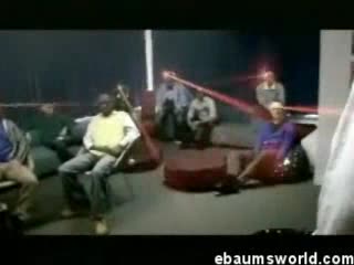 На Мацка И Се Подпалват Гърдите