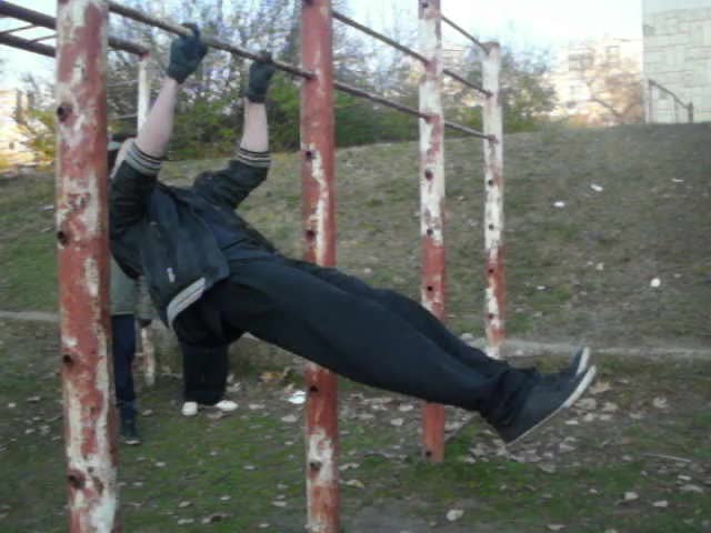 Малко хора го могат това. Предна везна на два пръста.