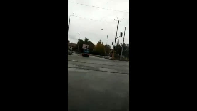 "Моята новина": "Паяк" с вдигнат автомобил (май електромобил) завива на забранен ляв завой