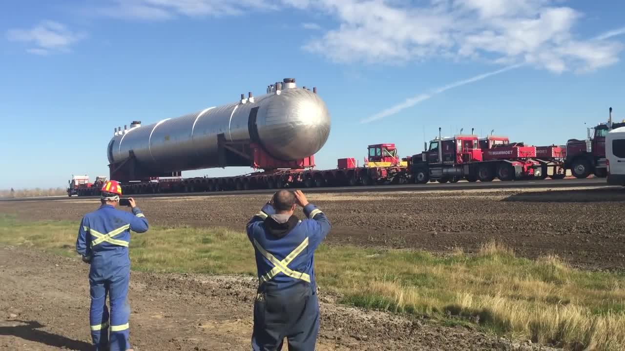 Транспортиране на огромен цилиндър за петрол в Канада