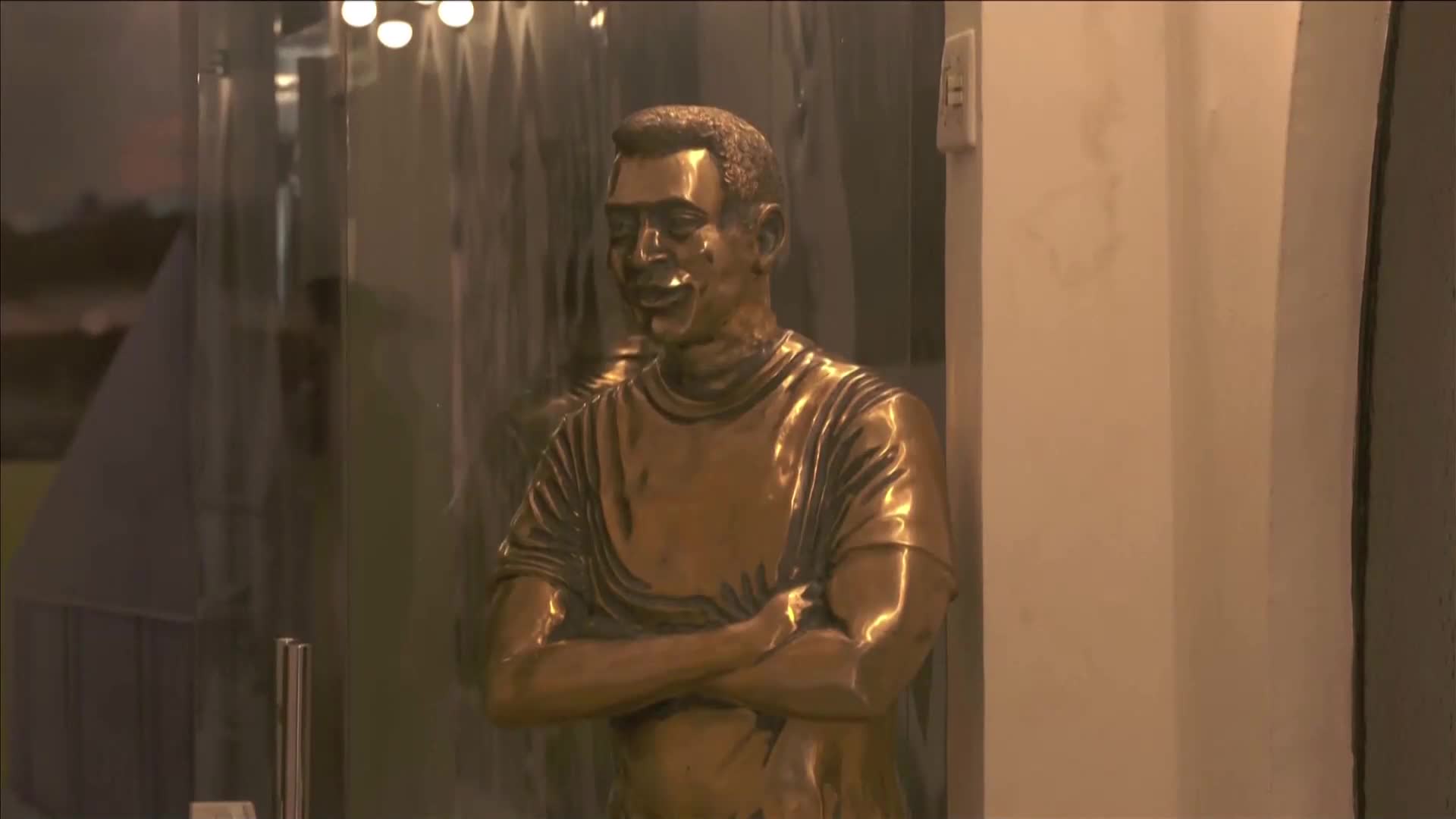 Две бронзови статуи на Пеле в реален размер бяха поставени пред гробницата на футболната звезда