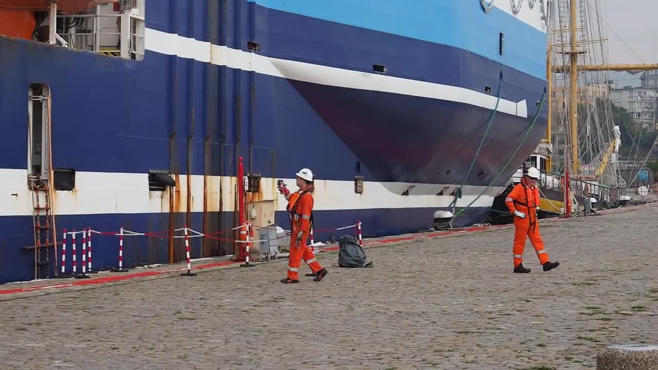Кораб за сеизмични проучвания акостира във Варна