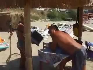 Смях ! Пич чупи лап топ на плажа . Къв Фейс бе ?