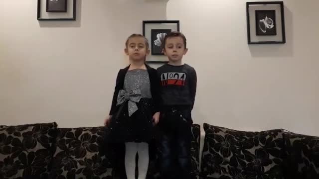 Малки деца рецитират стихотворение на Христо Ботев