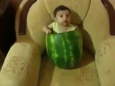 Бебе се разхлажда с диня по нестандартен начин