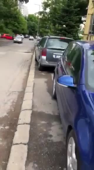 Паркиране върху тротоара