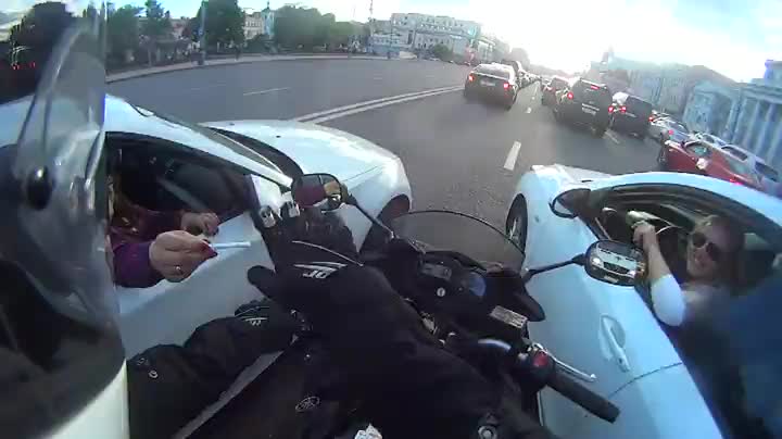 Случка с неочакван край с моторист в улично задръстване в Русия