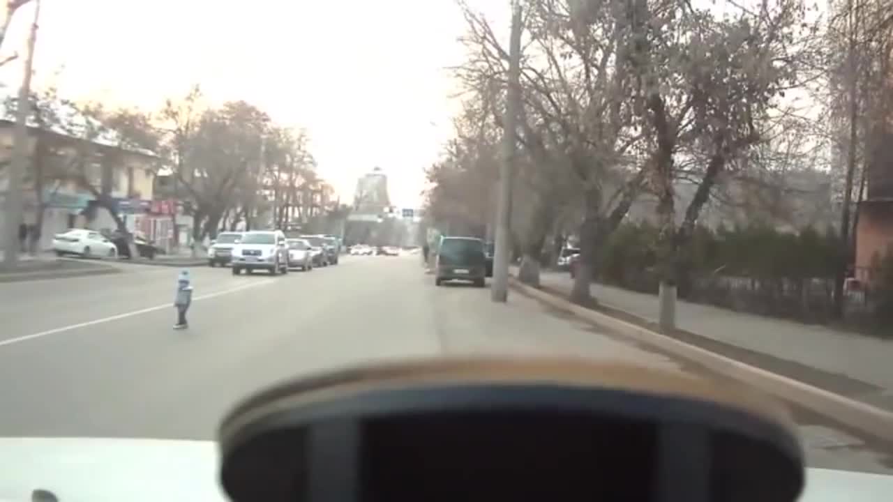 Дете се разхожда само на пътя заради безатговорноста на родителите си