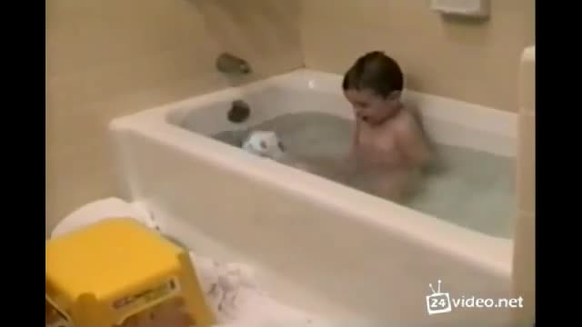На тази котка определено днес не и беше ден… друг път ще стои минимум на 2 метра от там!