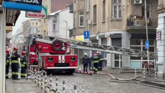 Пожар в жилищна сграда в София, срутила се е част от покрива