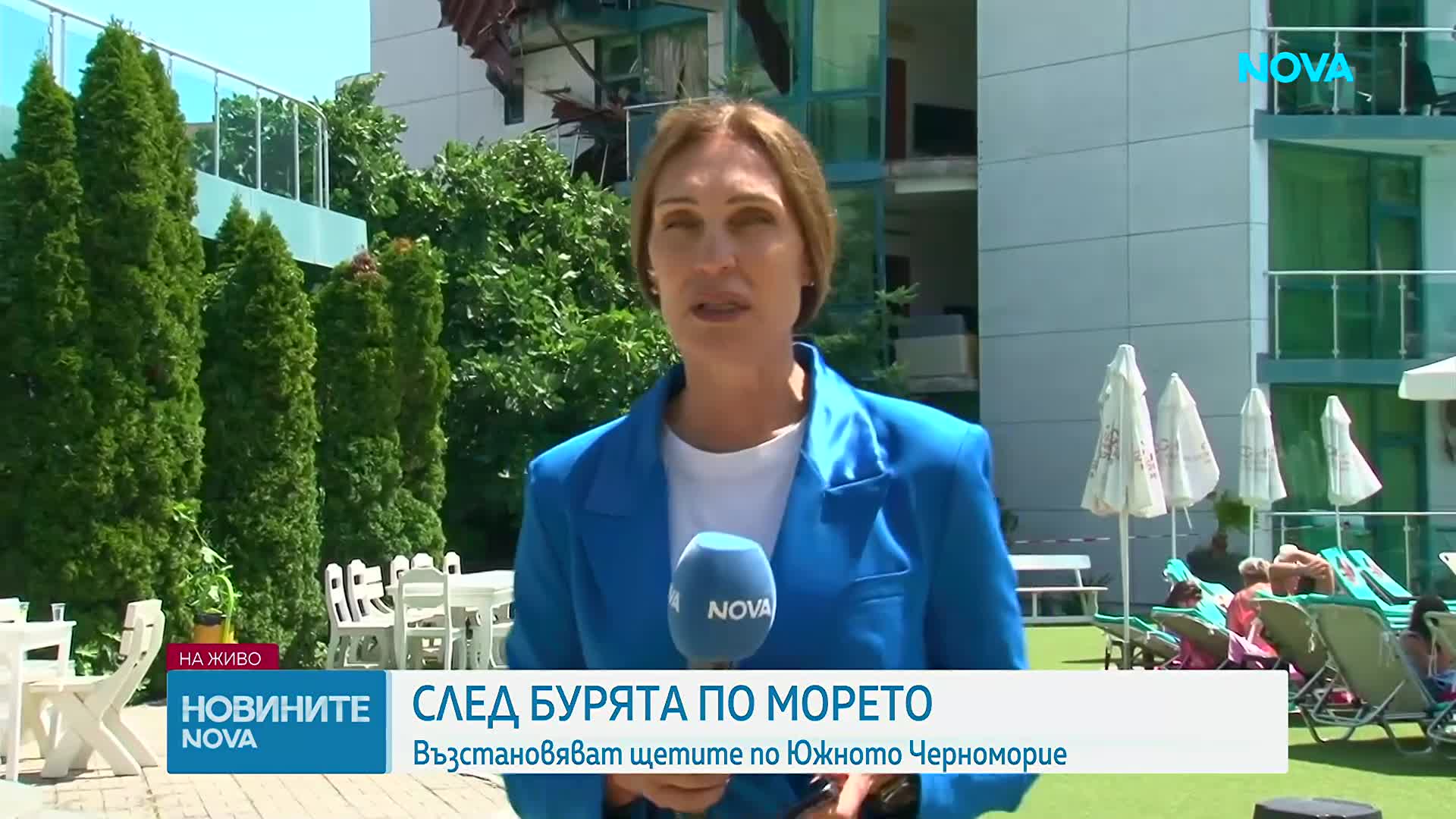 Мощна буря в Приморско: Покрив се откъсна и се заби в жилищна сграда, дете пострада