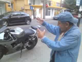 Този дядо не го слуша главата ? 