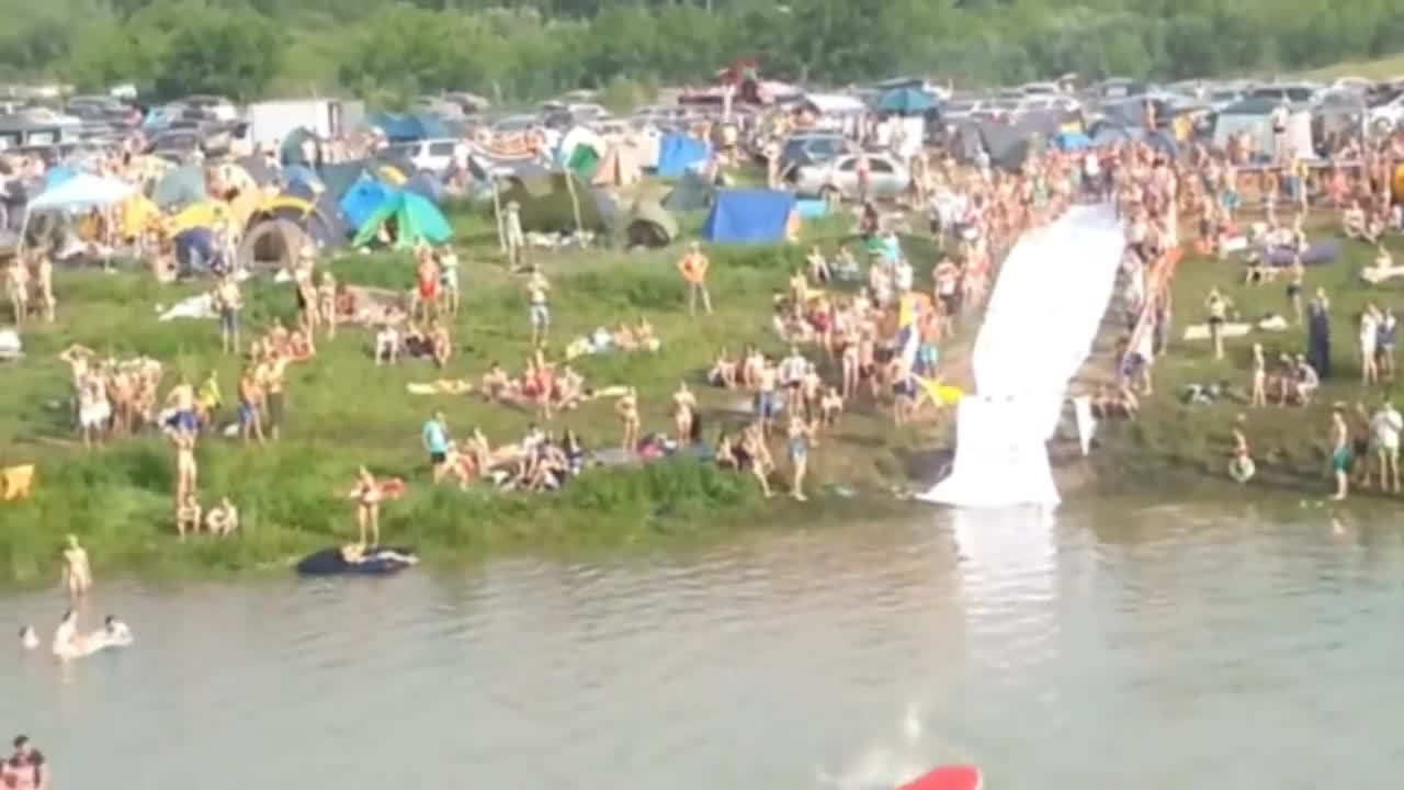 Вижте как се забавляват хората в този аквапарк!