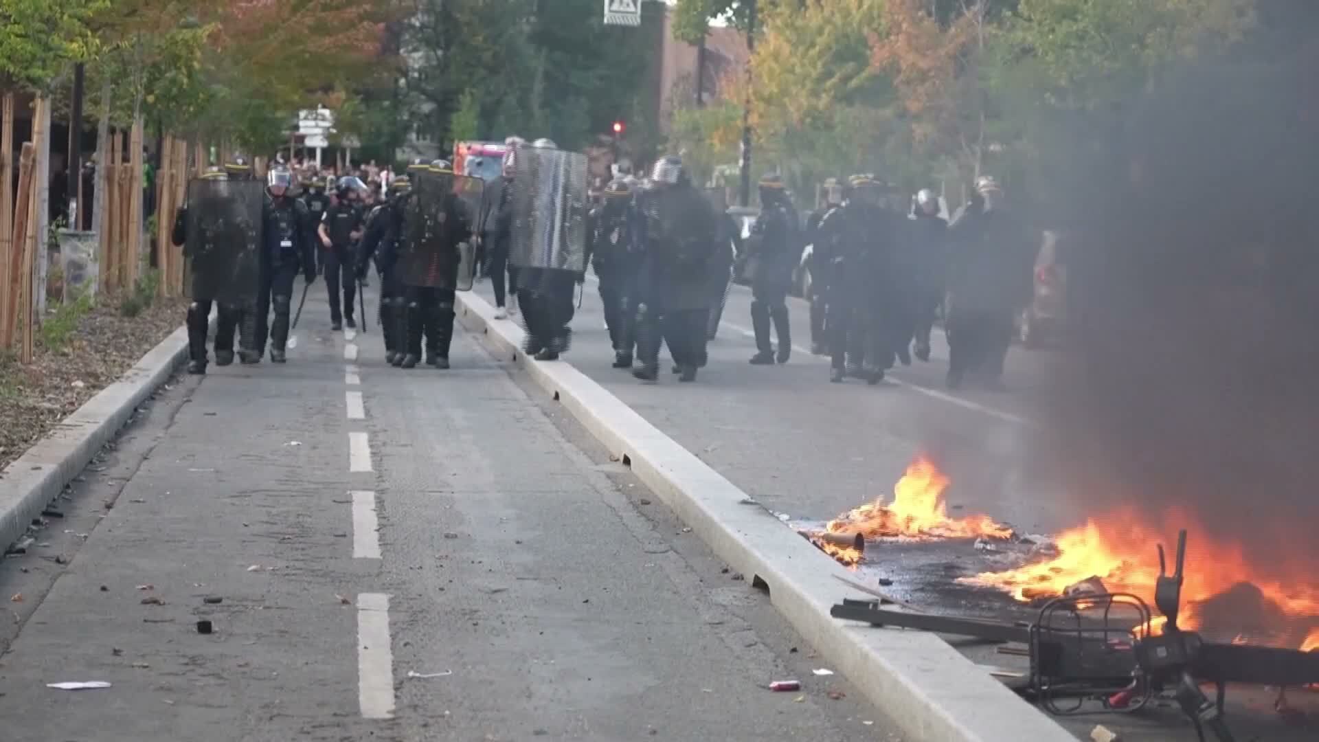 Ученическите протести във Франция ескалират: Подпалиха училища и обляха учител с бензин