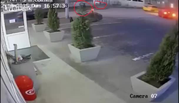 Дете се опитва да избяга от куче, за сметка на това го блъска кола.