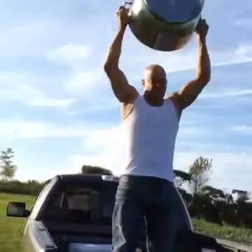 Вин Дизел се включва в Предизвикателството на Кофата с Ледена Вода.