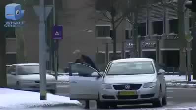 Забавна шега с невидим обект на пътното платно