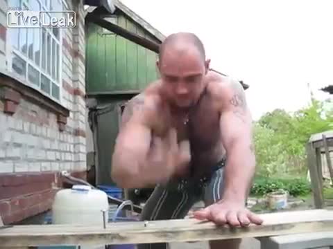 Украинец забива пирон с ръце
