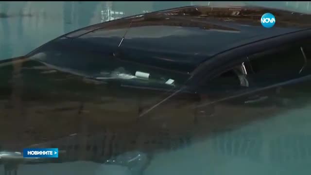 Възрастна жена паркира колата си в басейн