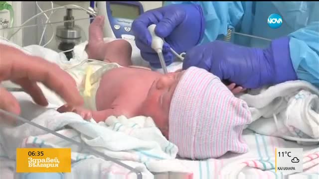 Лекари извадиха бебе от утробата на майка му и го върнаха