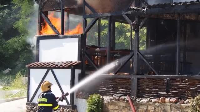 Пожар изпепели заведение на крайбрежната алея във Варна