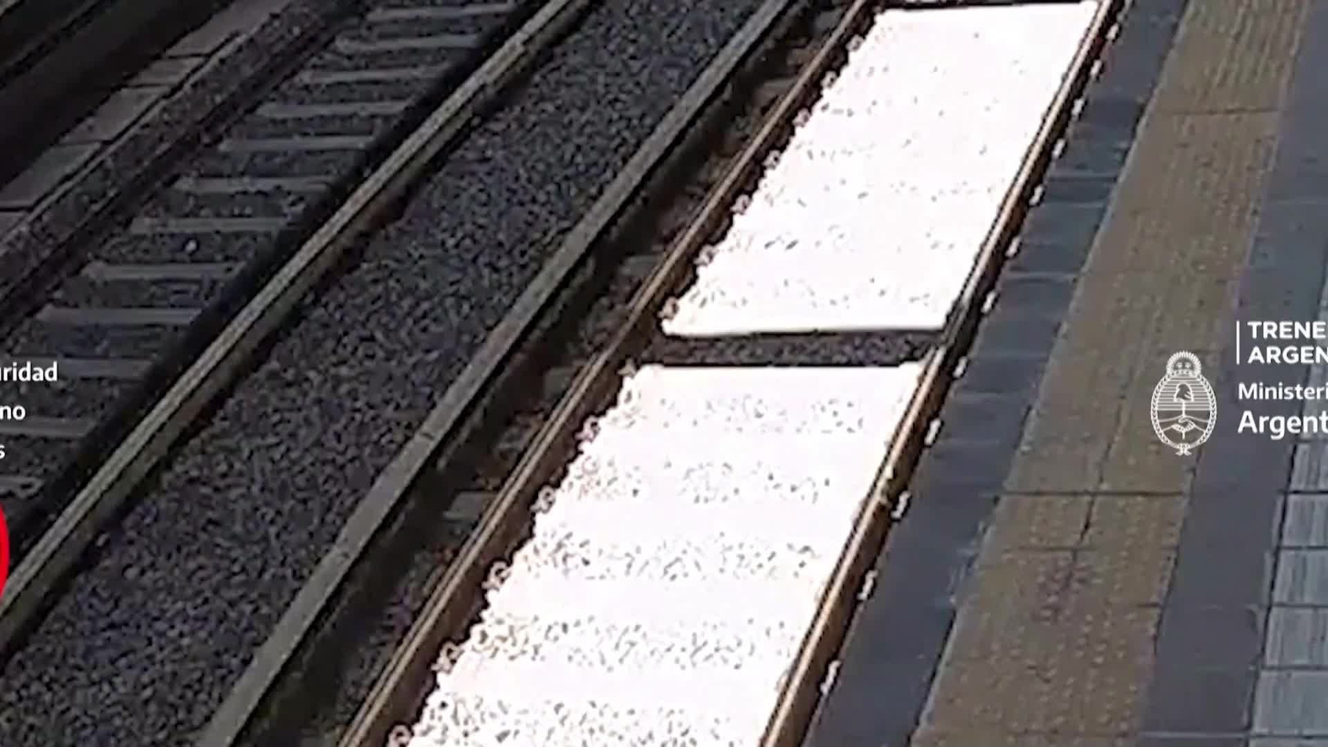 ДРАМАТИЧНИ КАДРИ: Мъж падна на релсите пред приближаващ се влак (ВИДЕО)